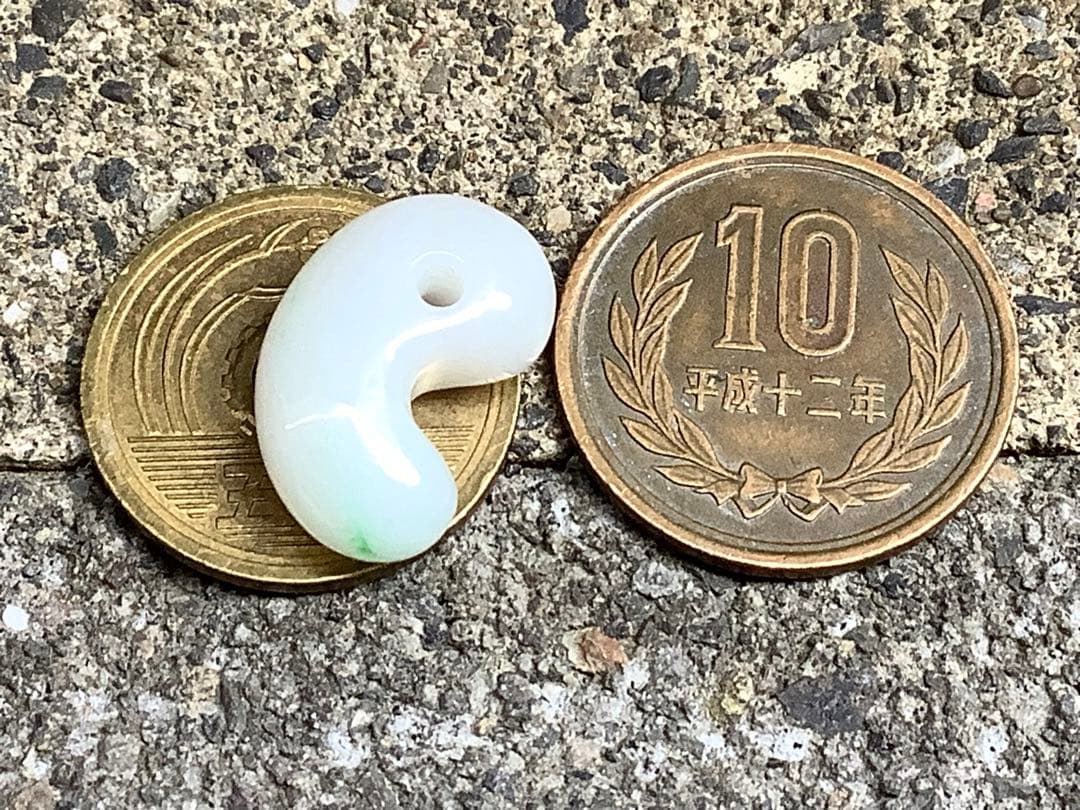 ⭕️品質とお値段に自信あり‼️ 糸魚川翡翠ジェダイト勾玉　縁起物　本物ソーティング付