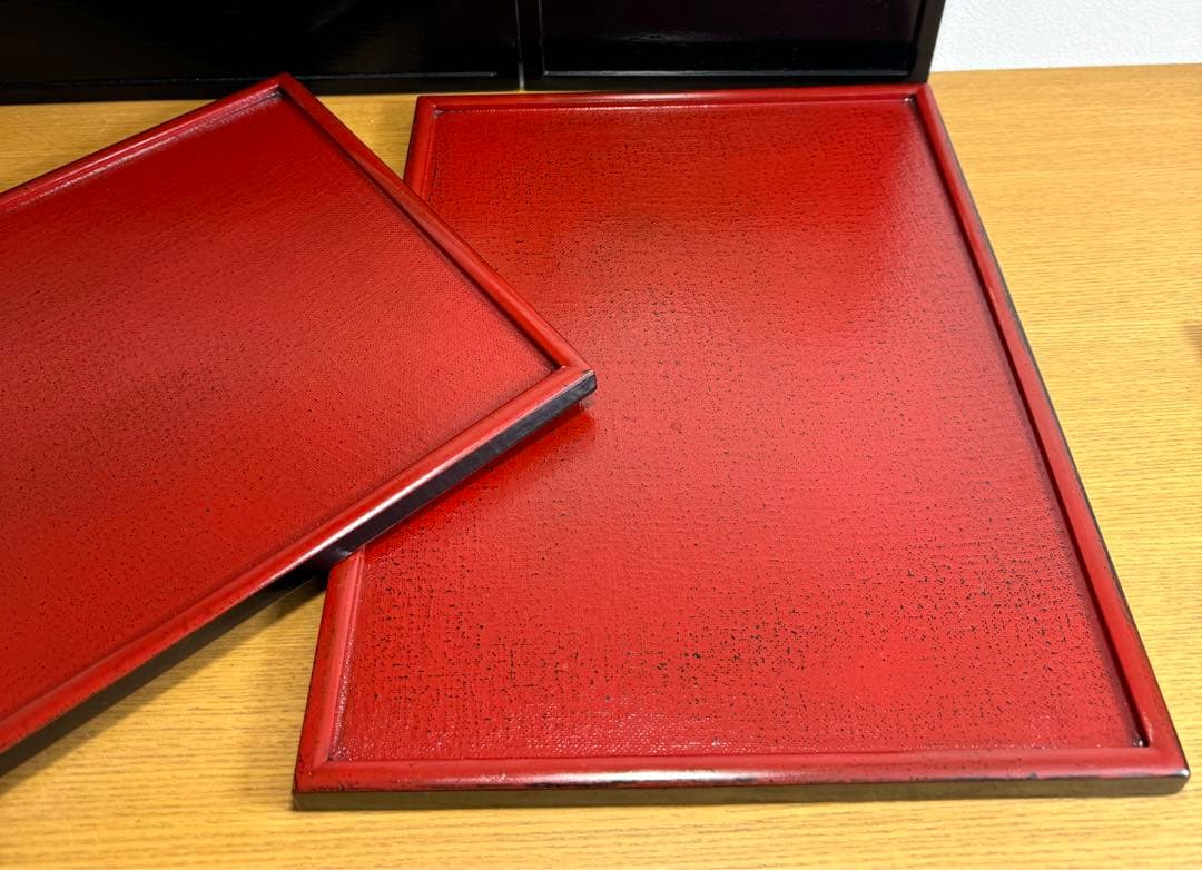 両面膳　赤と黒の両面　2枚　布目塗り　曙塗り　根来塗り　未使用品　共箱