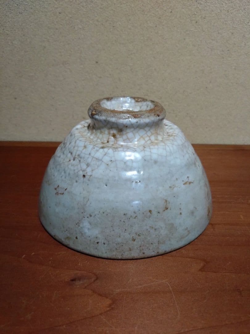 異次元の 李朝 ボコボコ枇杷色 白磁 茶碗
