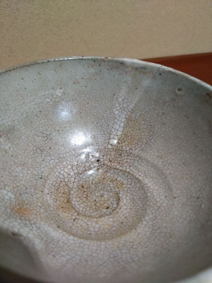 異次元の 李朝 ボコボコ枇杷色 白磁 茶碗
