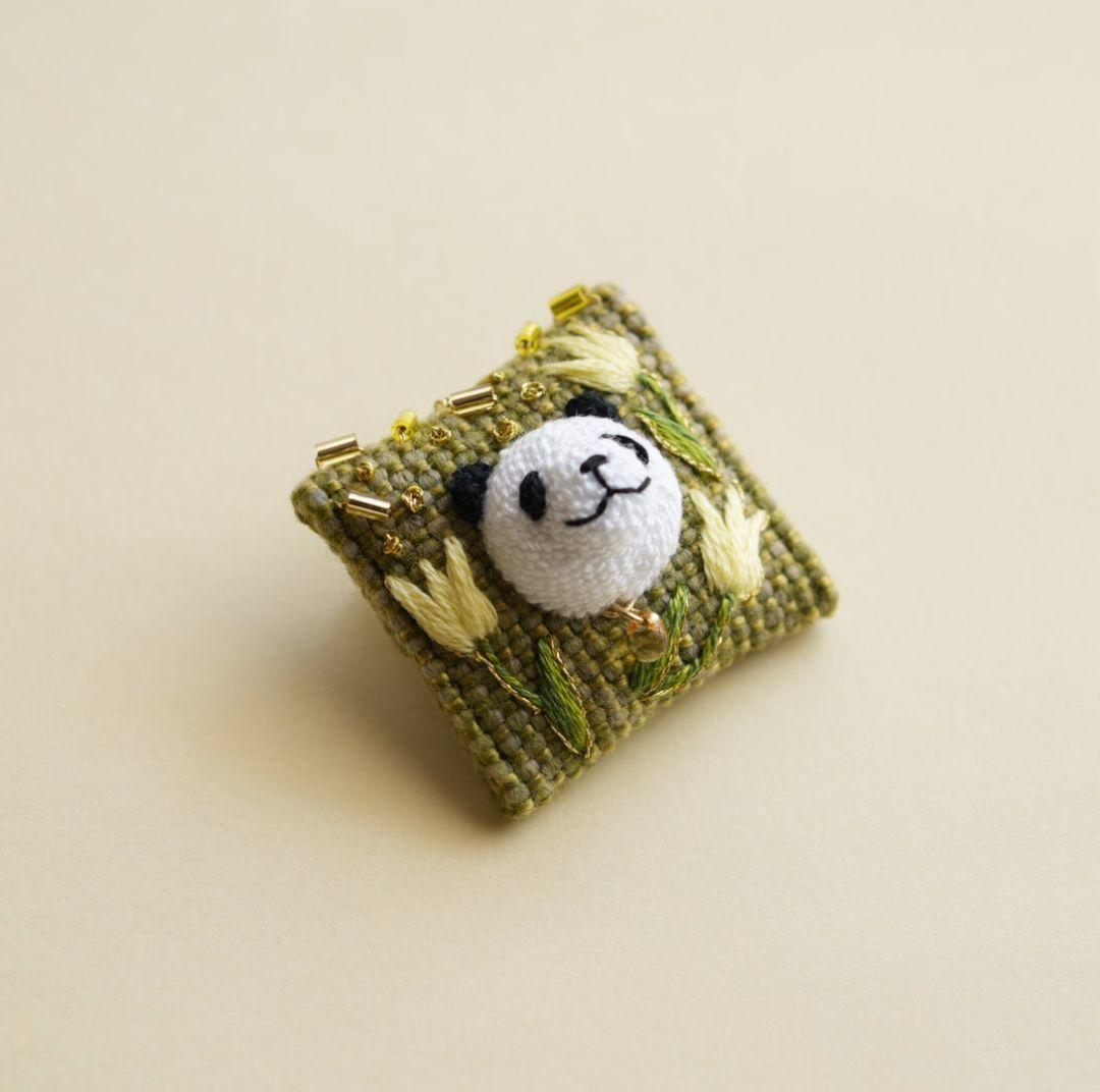 チューリップとパンダの刺繍ブローチ ハンドメイド