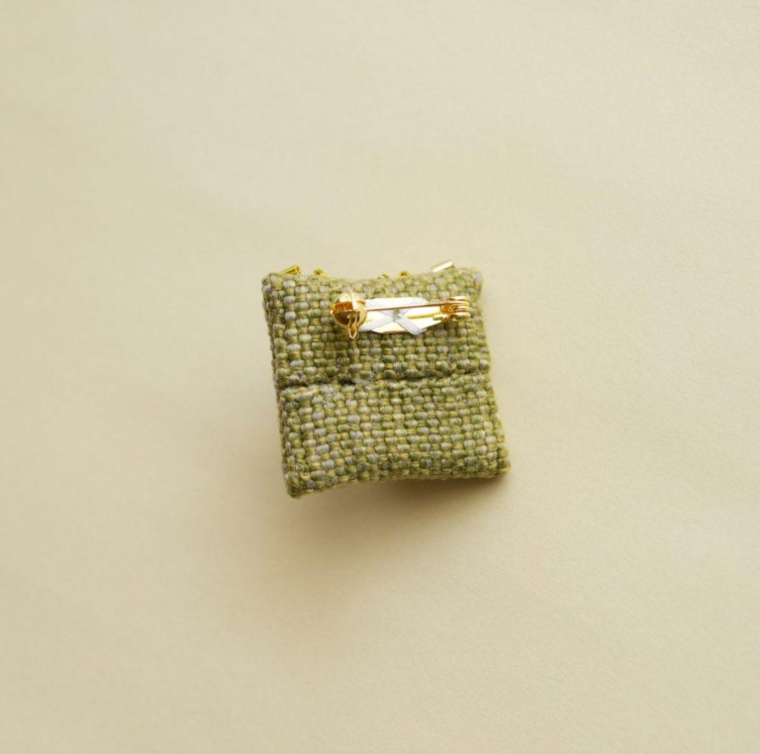 チューリップとパンダの刺繍ブローチ ハンドメイド