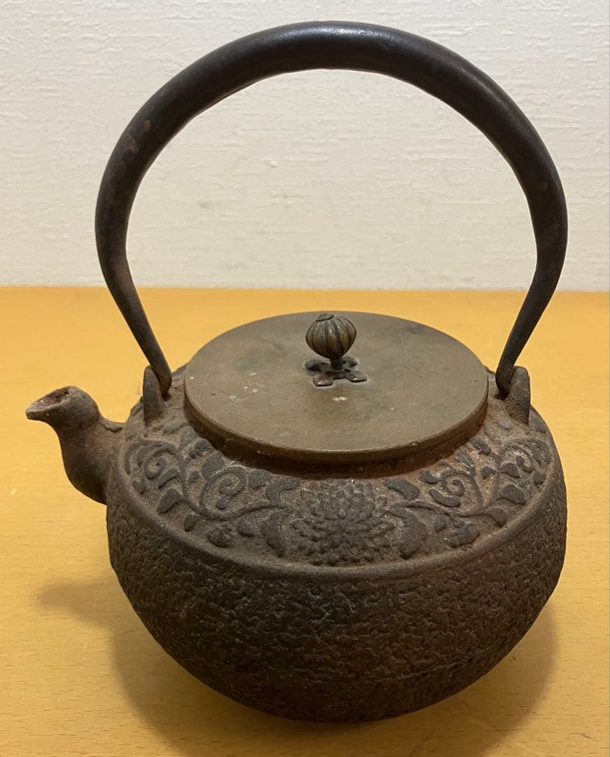 ②【古美術】龍文堂造 鉄瓶 菊地紋 銅蓋 京鉄瓶 煎茶道具 骨董