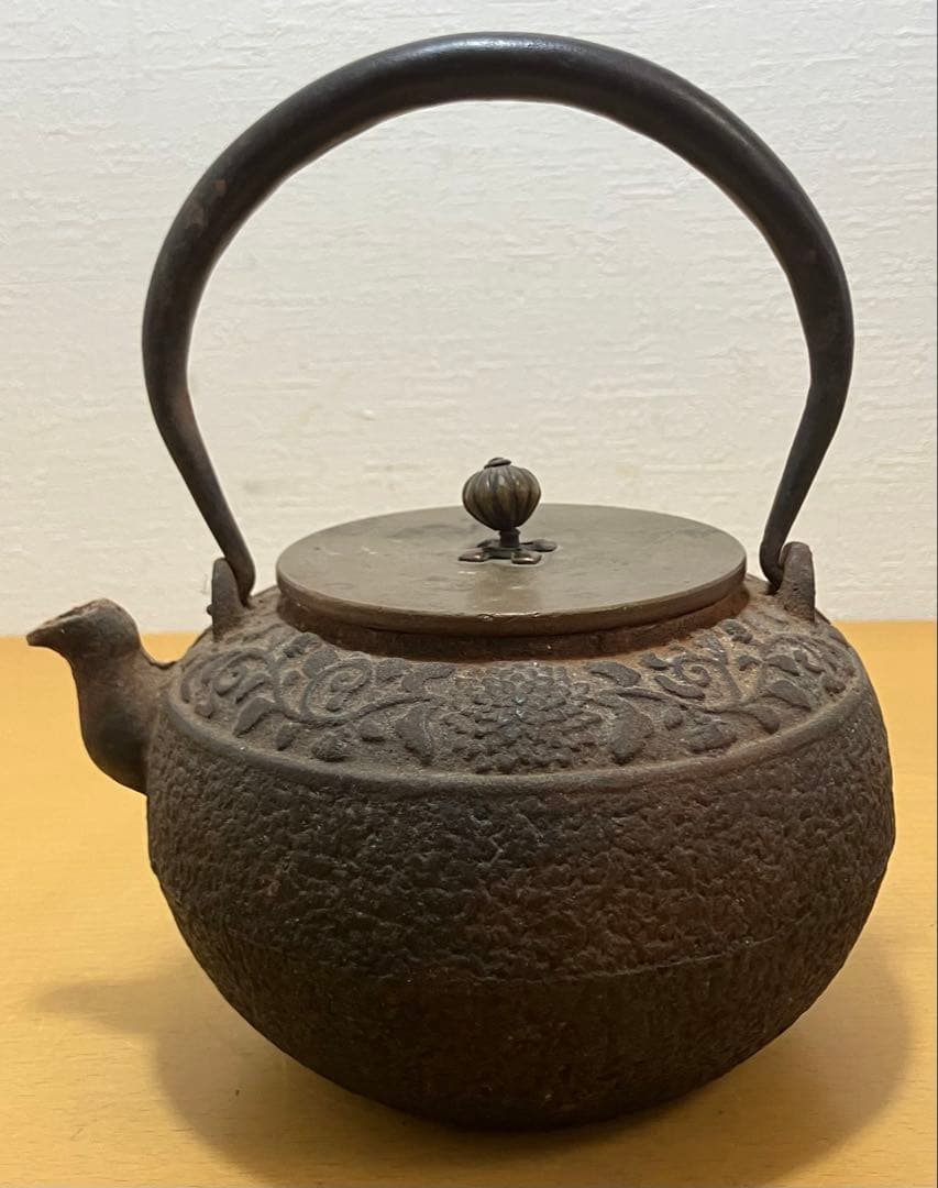 ②【古美術】龍文堂造 鉄瓶 菊地紋 銅蓋 京鉄瓶 煎茶道具 骨董