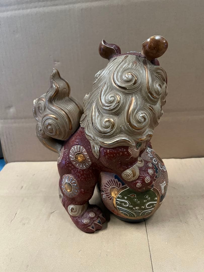 獅子の陶器置物