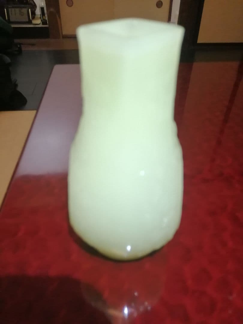 翡翠？　和田玉？　山水図　花瓶　淡い緑色の彫刻模様の置物