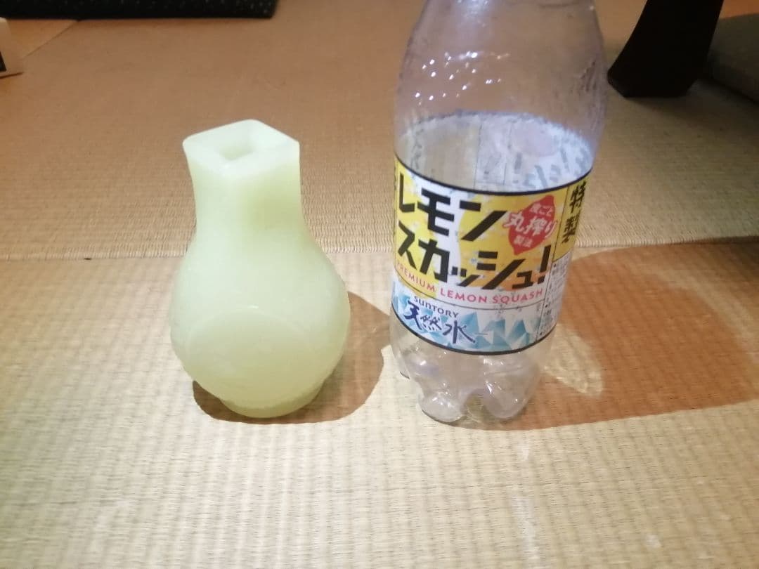 翡翠？　和田玉？　山水図　花瓶　淡い緑色の彫刻模様の置物