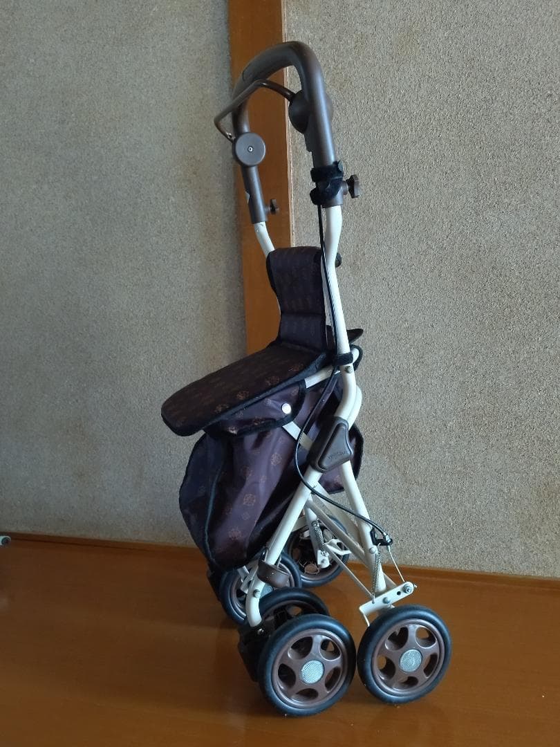 上品な柄のシルバーカーです