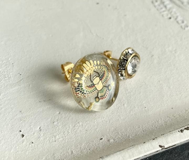 エジプト【再販】スカラベの紋章と太陽スワロフスキー　ピアス　サージカルステンレス