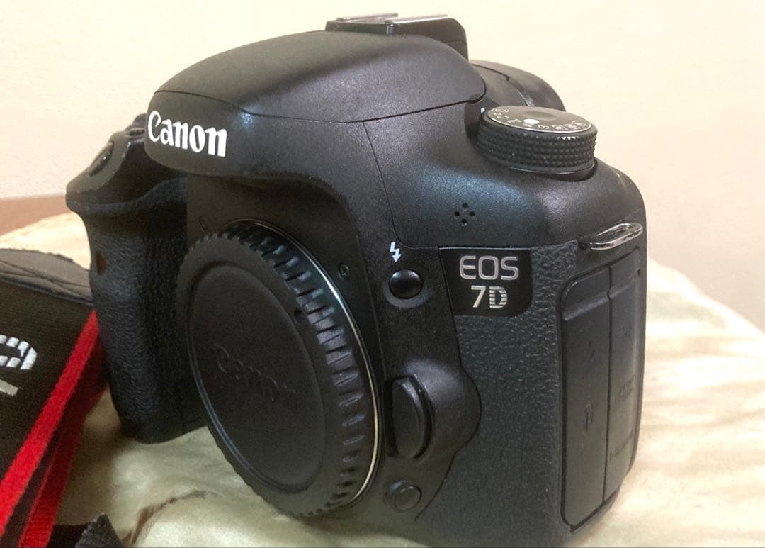 Canon EOS 7D デジタル一眼レフカメラ ストラップ付き美品