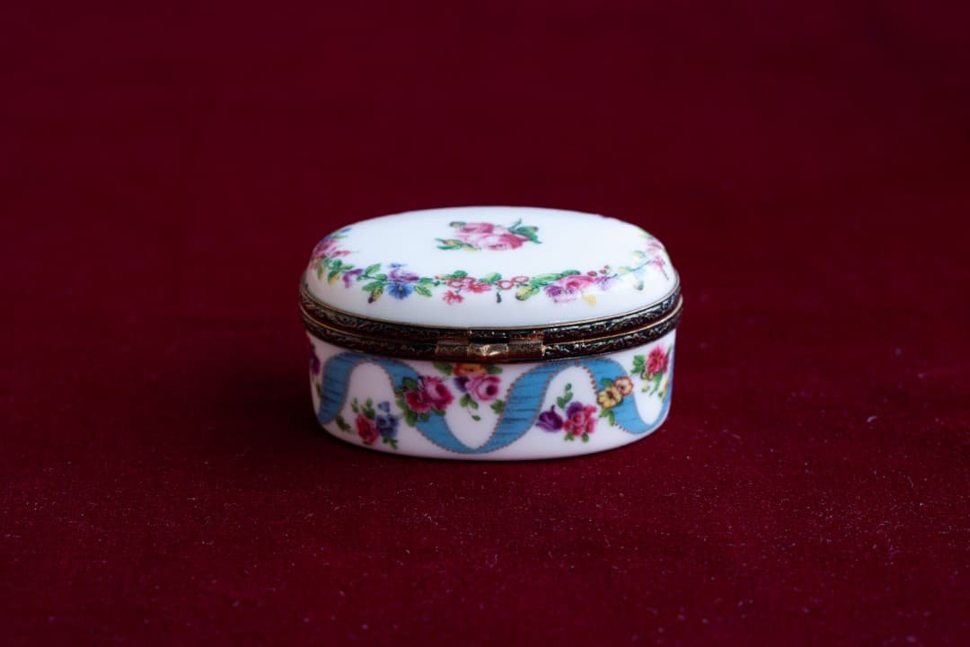 LIMOGES FRANCE　ピルケース　ルイ１６世様式　ガーランド模様