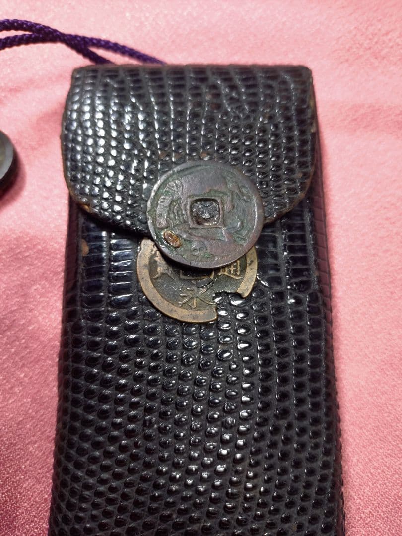 江戸 煙草入れ 本革 龍 古銭 金工 彫刻 本物 天然素材 アンティーク 工芸