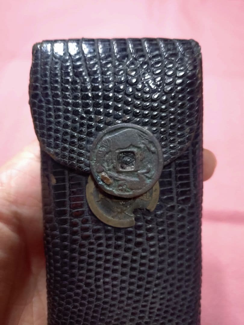 江戸 煙草入れ 本革 龍 古銭 金工 彫刻 本物 天然素材 アンティーク 工芸