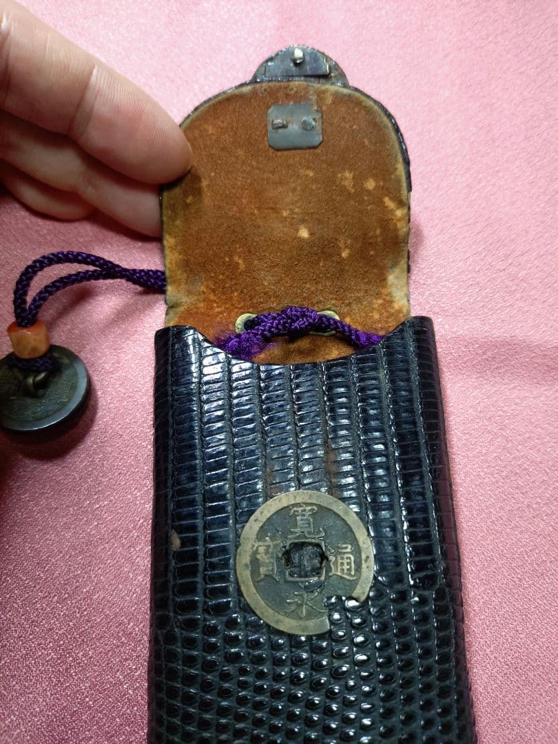 江戸 煙草入れ 本革 龍 古銭 金工 彫刻 本物 天然素材 アンティーク 工芸