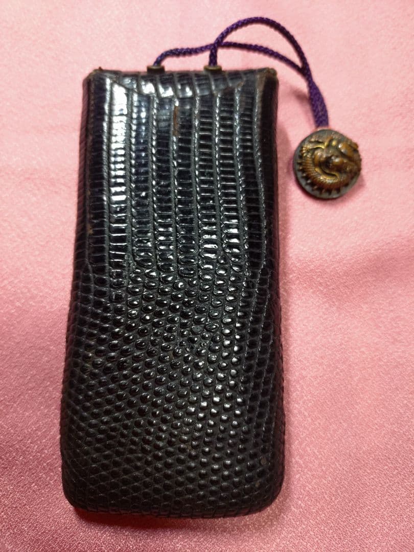江戸 煙草入れ 本革 龍 古銭 金工 彫刻 本物 天然素材 アンティーク 工芸