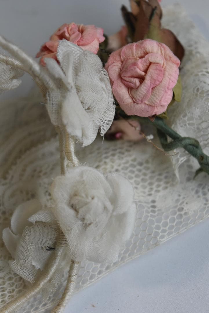 フランスアンティーク３点セット　薔薇布花ティアラ、ピンク薔薇コサージュ、レース