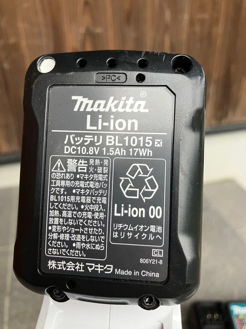 ■makita 充電式クリーナー CL108FD