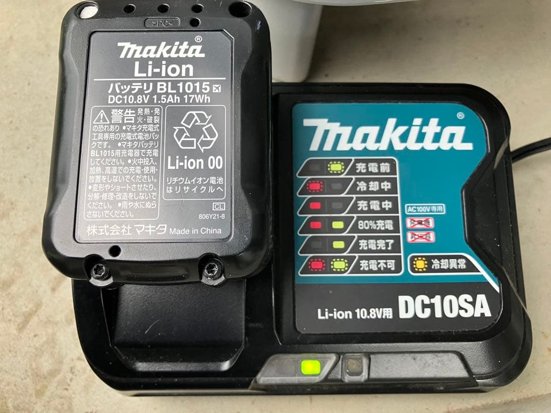 ■makita 充電式クリーナー CL108FD