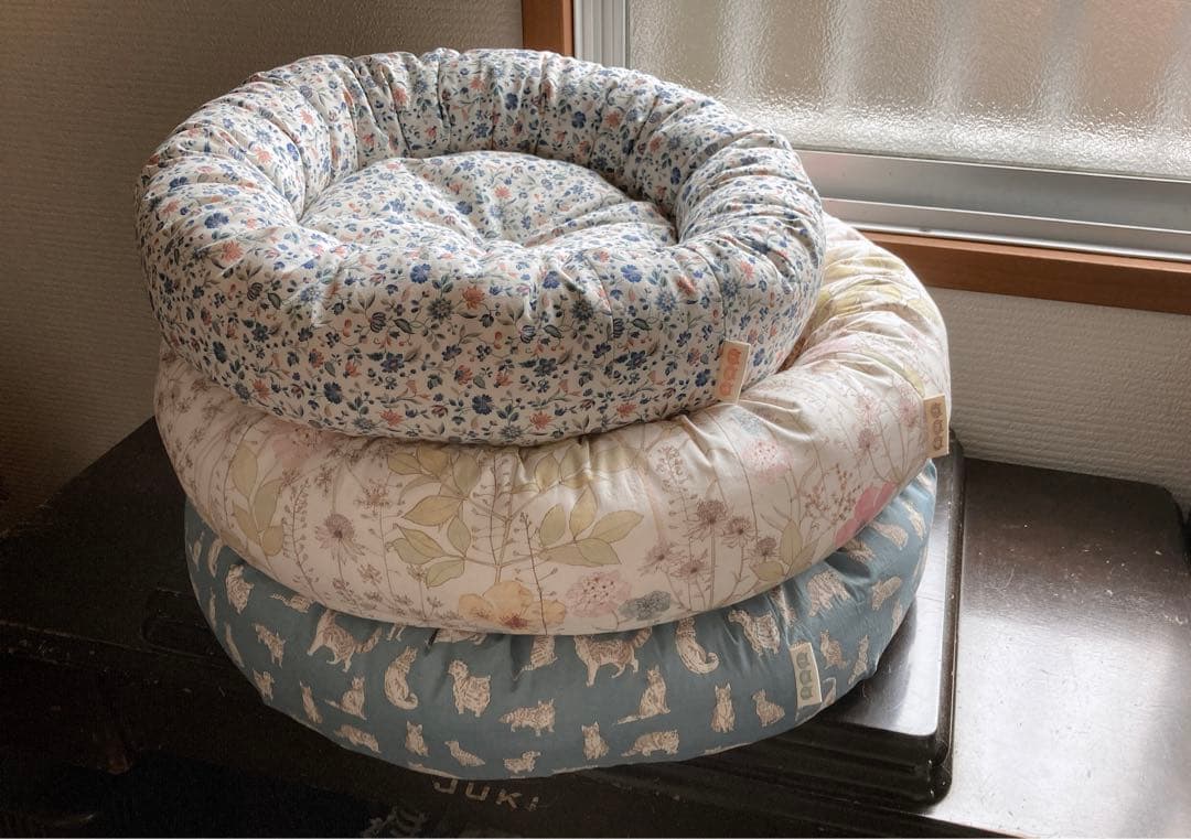 ✰リバティ生地で作ったねこベッド✰　サークル ドーナツ型M 花柄