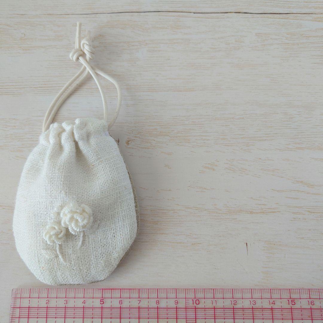 ちっちゃな巾着サシェ/詰替えタイプ【白糸刺繍ローズ】