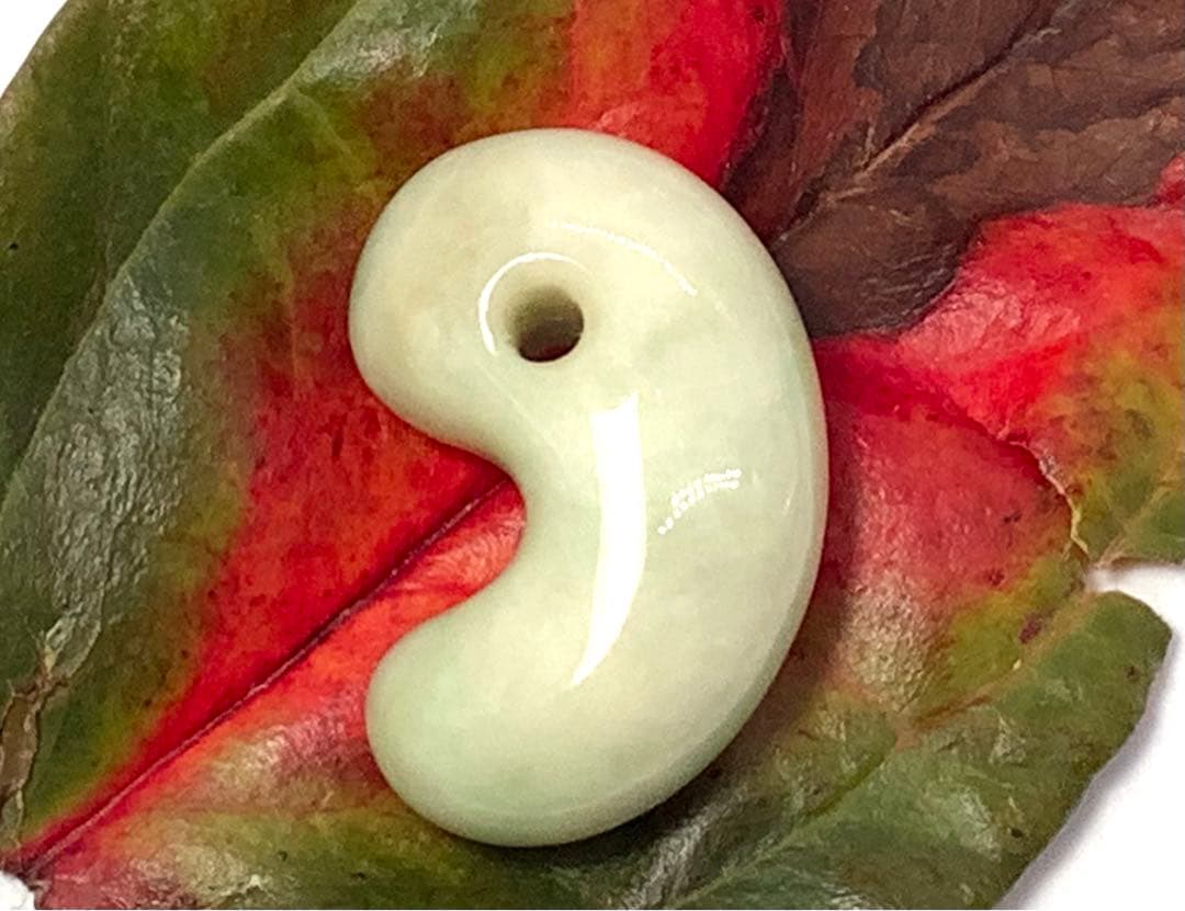 ⭕️綺麗なバニラ色に秘めた緑‼️ 糸魚川翡翠ジェダイト勾玉　高品質の本物を安価出品★