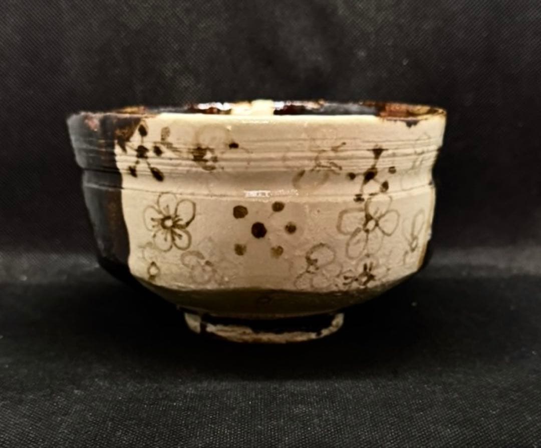 黒織部沓形茶碗　花　碧白窯変　縮緬皺