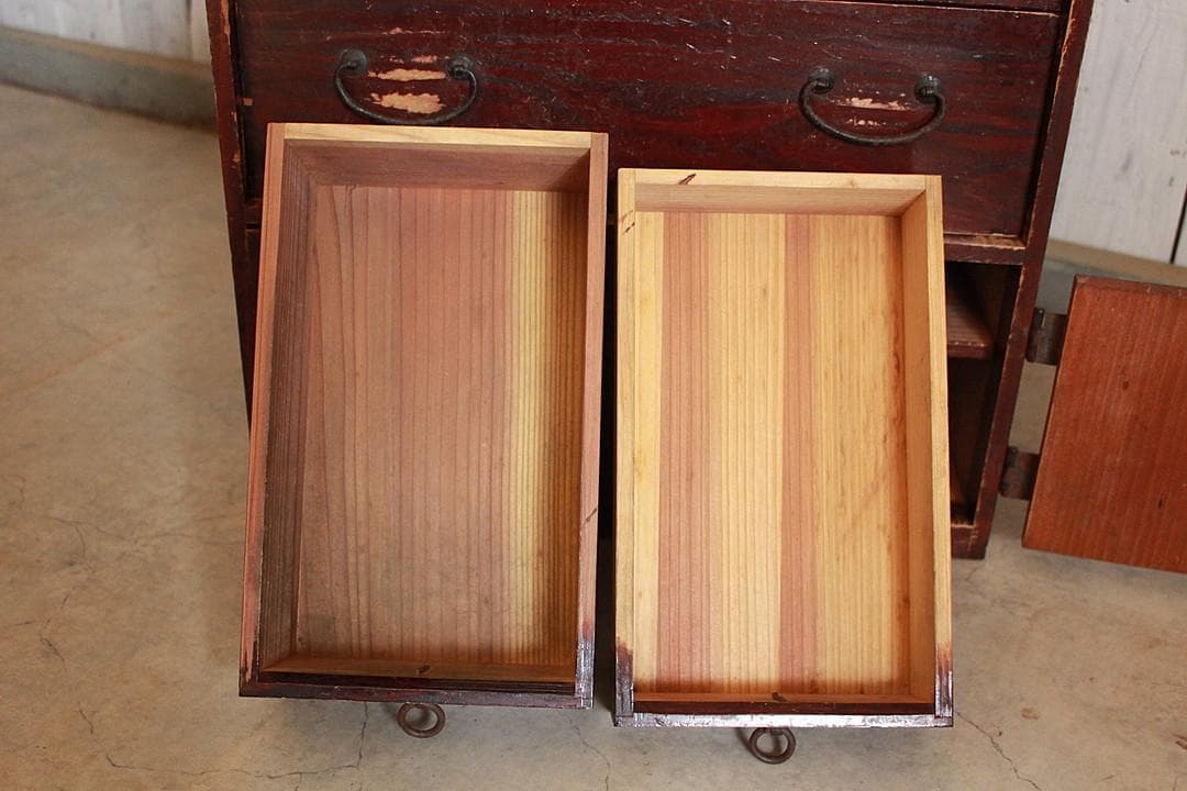 古く味のある小ぶりな木製の引き出し　5杯　タンス　収納　古家具　古民家　時代家具