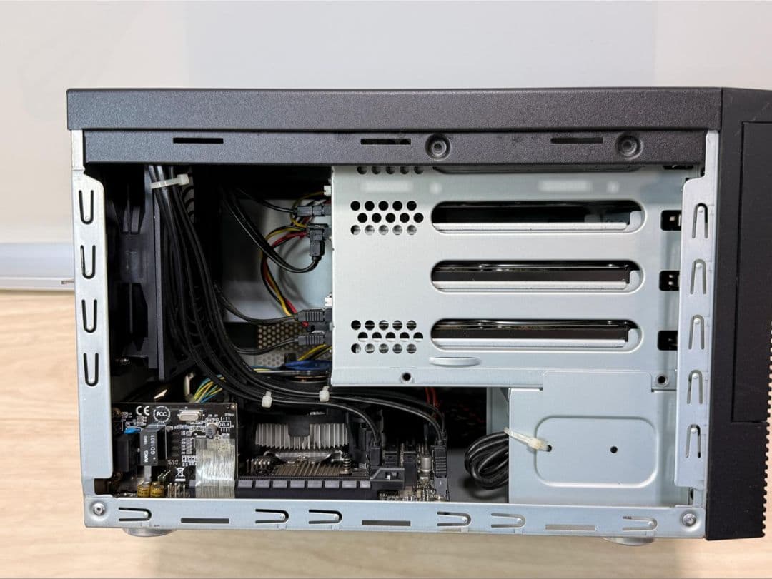 NUUO NT-4040Titan ブラック ハードドライブ2台付き