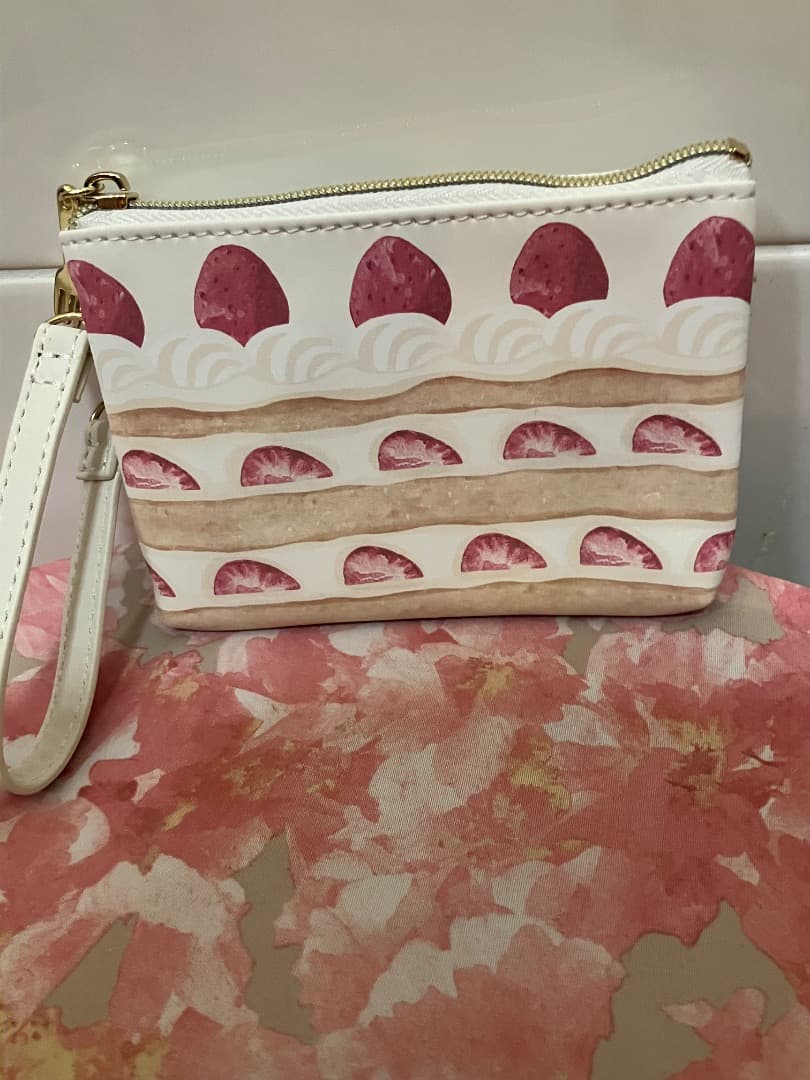 【新品】ストロベリーケーキデザインポーチ外側定期入れとしてもお使い頂けます