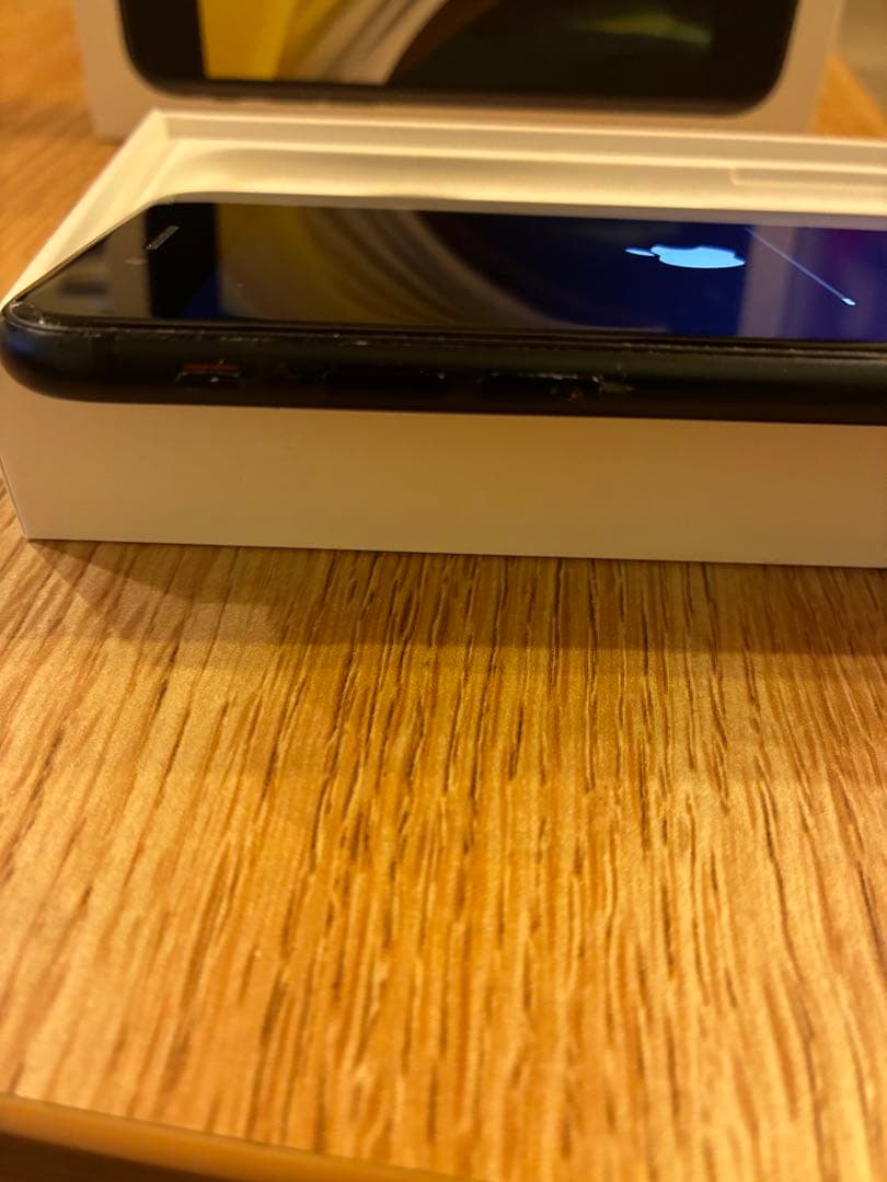 iPhone SE第2世代　SIMロックあり