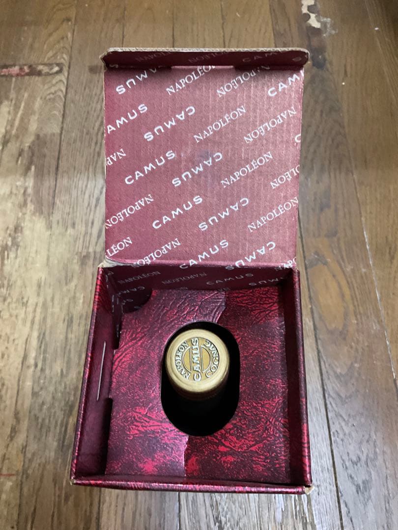 COGNAC・CAMUS・NAPOLEON フランス産。箱付き。【700mℓ】。