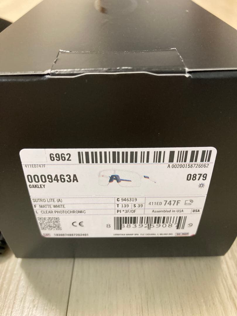 美品　OAKLEY OO9463A-1939 調光レンズ サングラス スートロ