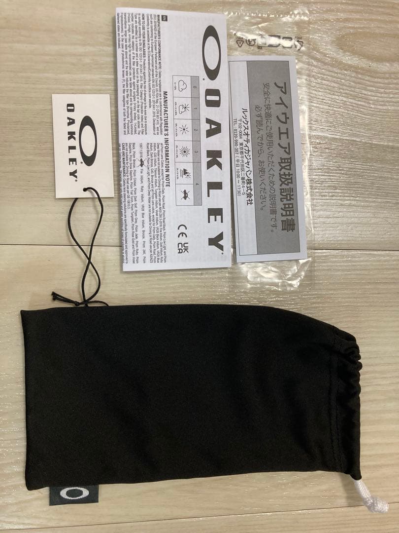 美品　OAKLEY OO9463A-1939 調光レンズ サングラス スートロ