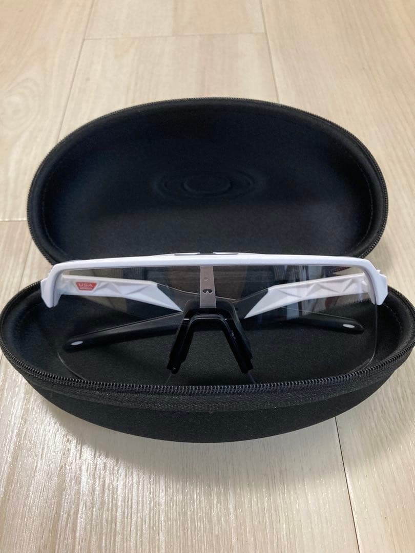 美品　OAKLEY OO9463A-1939 調光レンズ サングラス スートロ