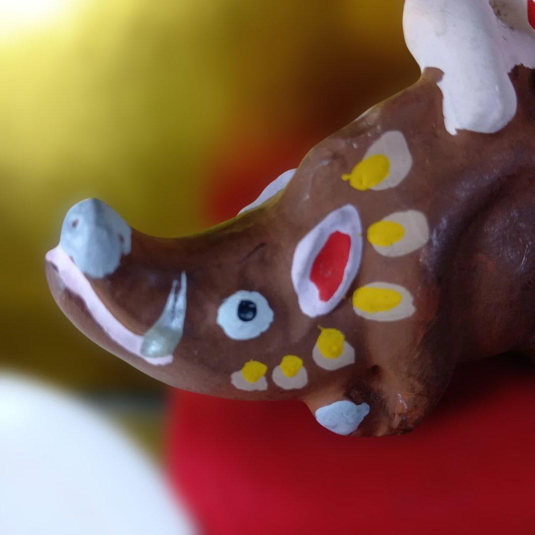 子供とイノシシの陶器置物