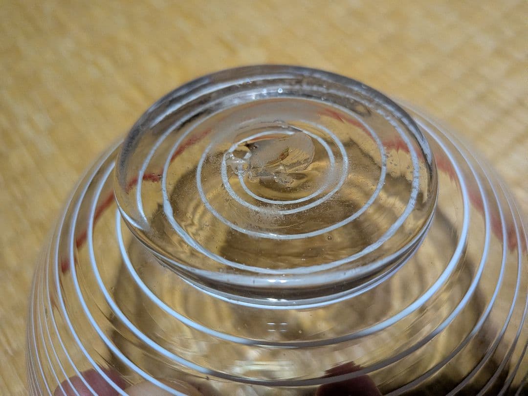 吹きガラス　小鉢（径14㎝）　金赤　白線　輪線・螺旋模様