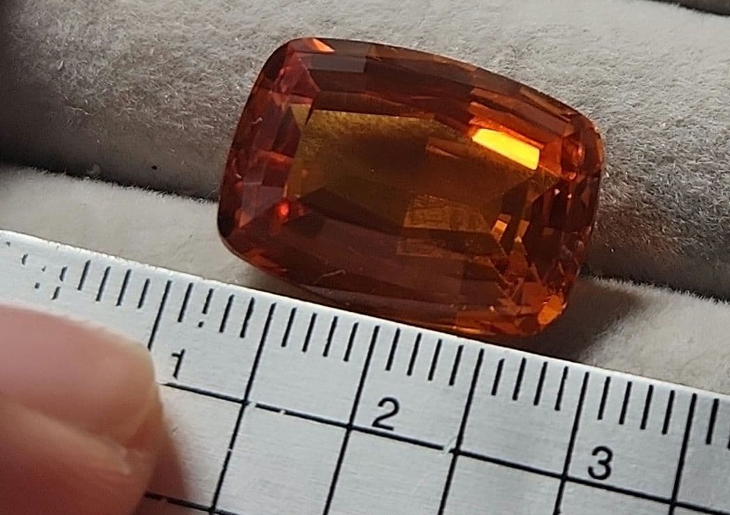 ゴールデンイエローサファイア 18.880ct
