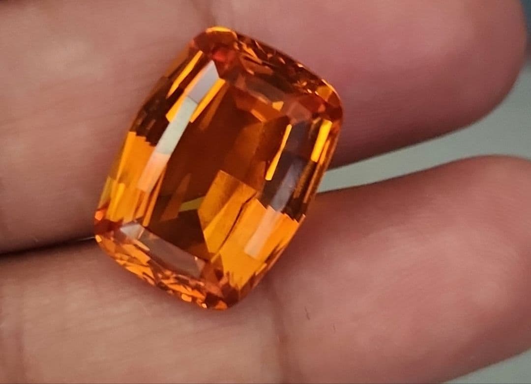 ゴールデンイエローサファイア 18.880ct
