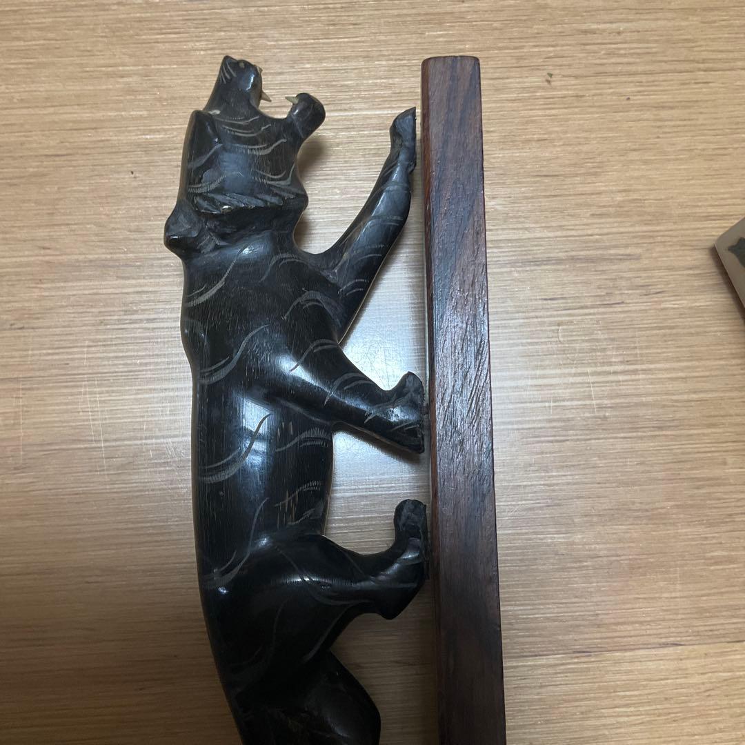 牛角材の虎の彫刻