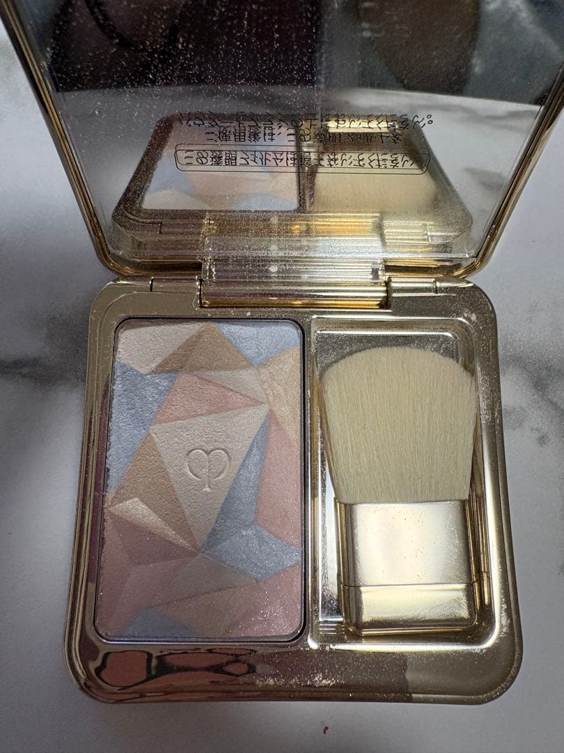 (美品)clé de peau BEAUTÉマルチカラーハイライトパウダー