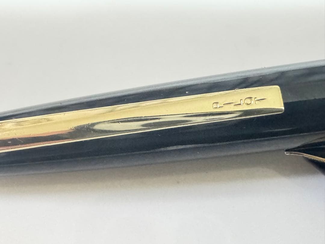 黒いキャップ式万年筆 18Kゴールド細字