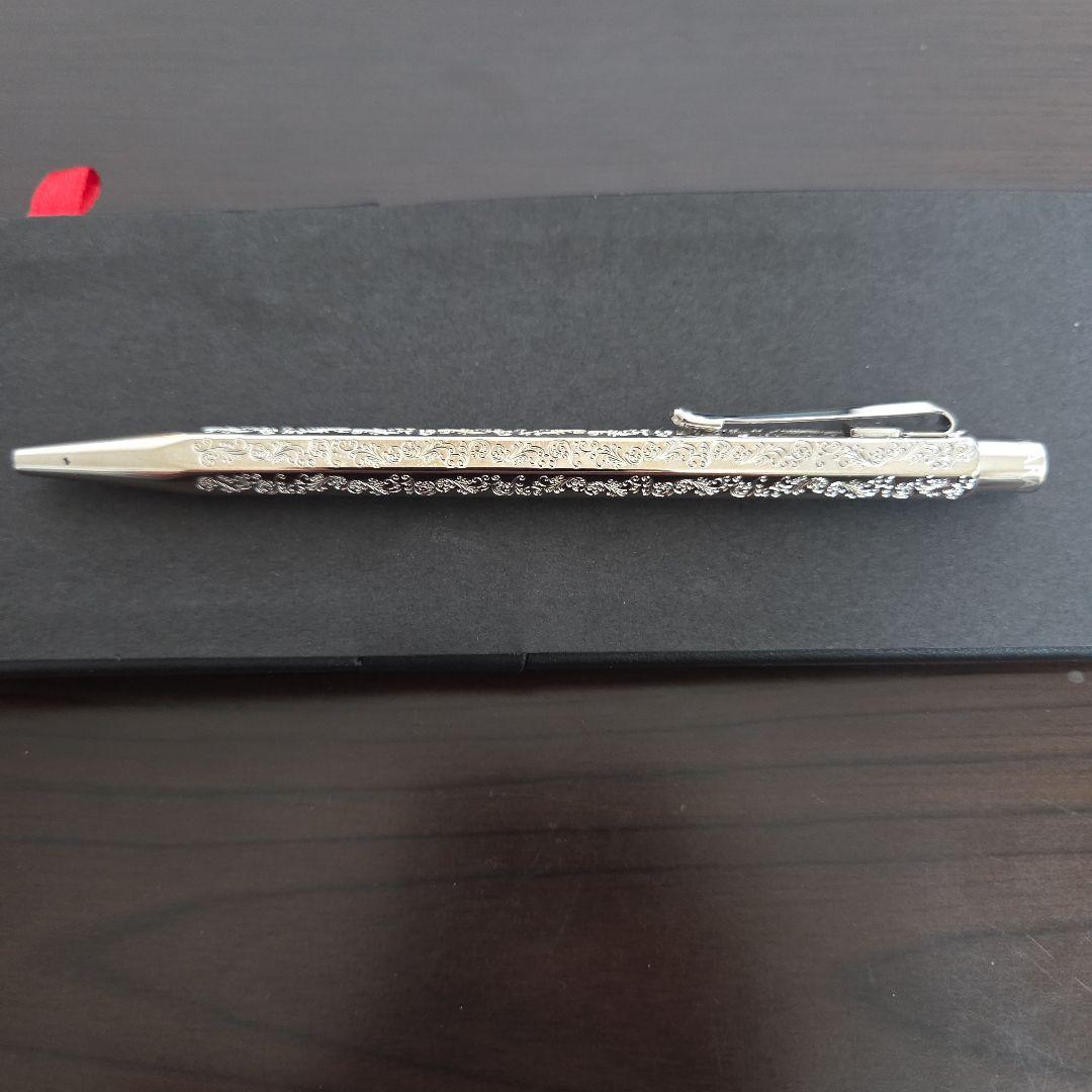 CARANDACHE 装飾的なシルバーのボールペン