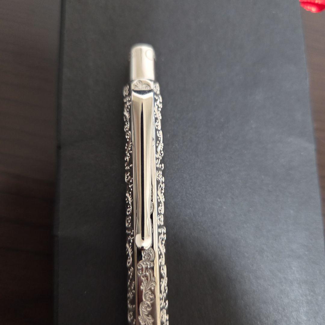 CARANDACHE 装飾的なシルバーのボールペン
