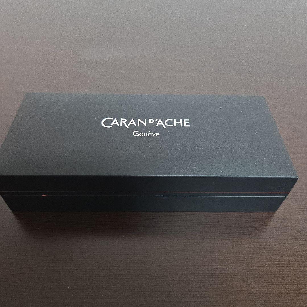 CARANDACHE 装飾的なシルバーのボールペン