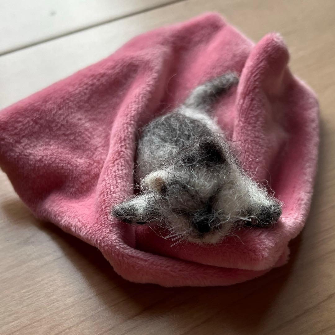 羊毛フェルト　寝ている子猫