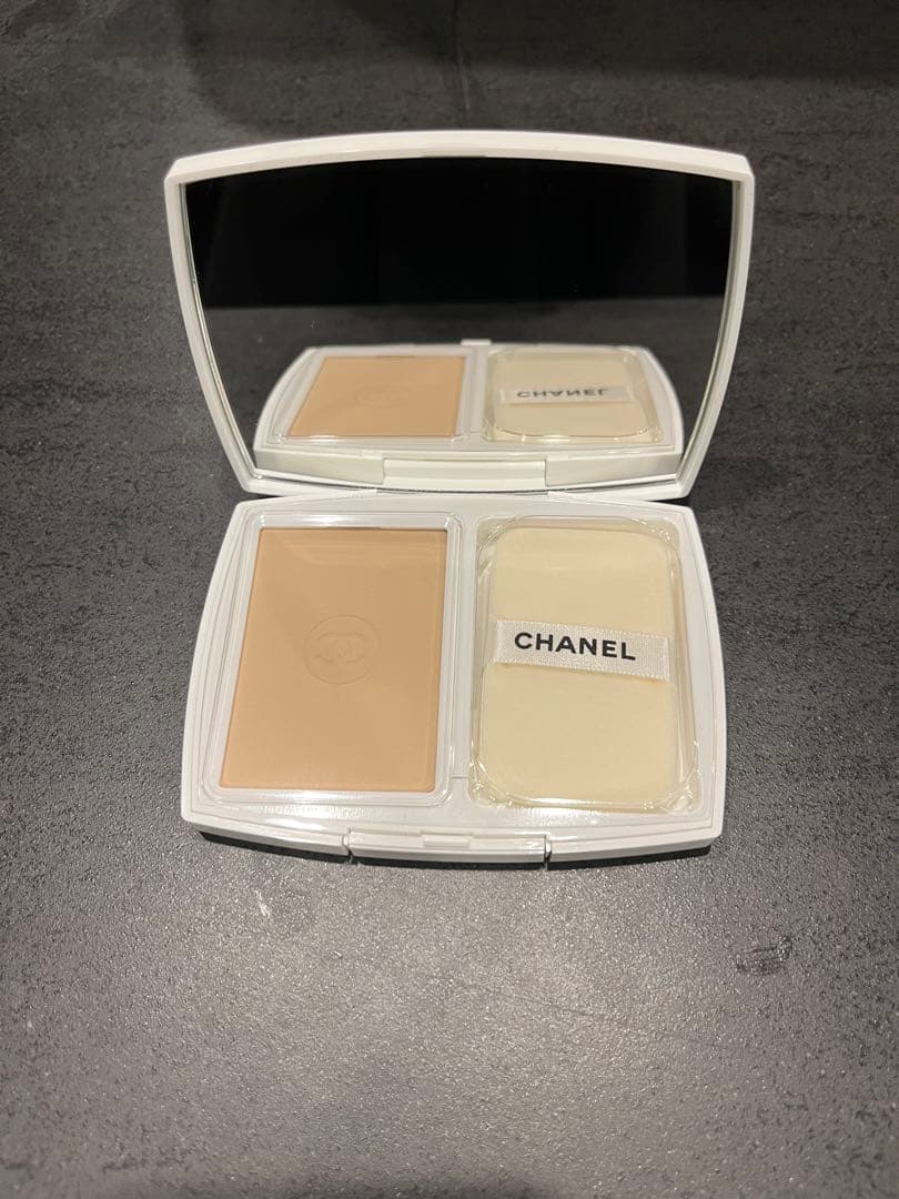 ももかの新品・未使用CHANEL パウダーファンデーション BR12