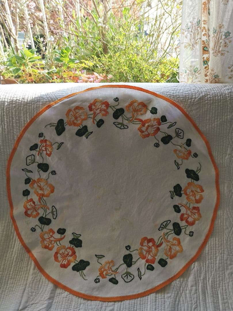 アンティークフランス ナスタチウム 金蓮花 橙x緑 手刺繍 リネン54㎝ドイリー