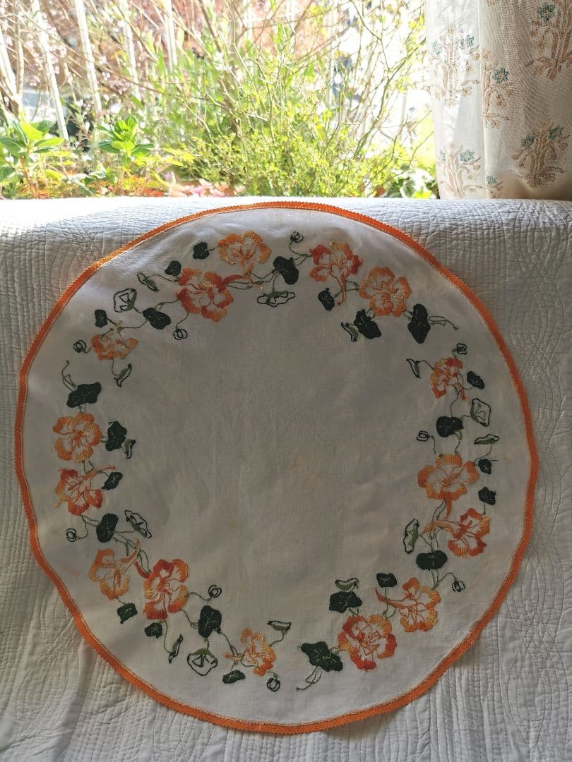 アンティークフランス ナスタチウム 金蓮花 橙x緑 手刺繍 リネン54㎝ドイリー