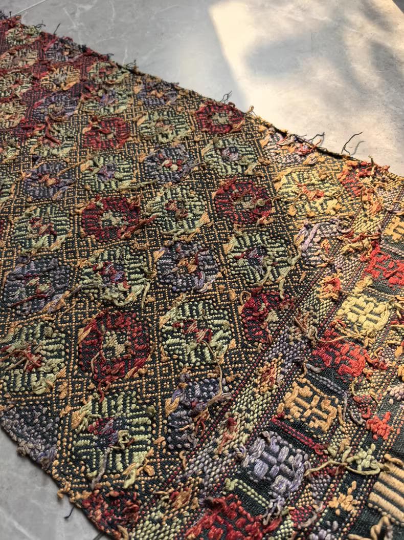 Brocade 約100年前の壮族織錦｜静かに残った色彩｜古布