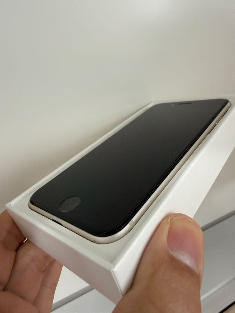 iPhone SE3 第3世代 美品！スターライト Apple SIMフリー
